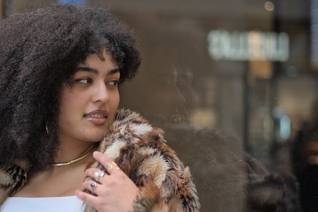 Delikatne dodatki, które porządkują styl na co dzień